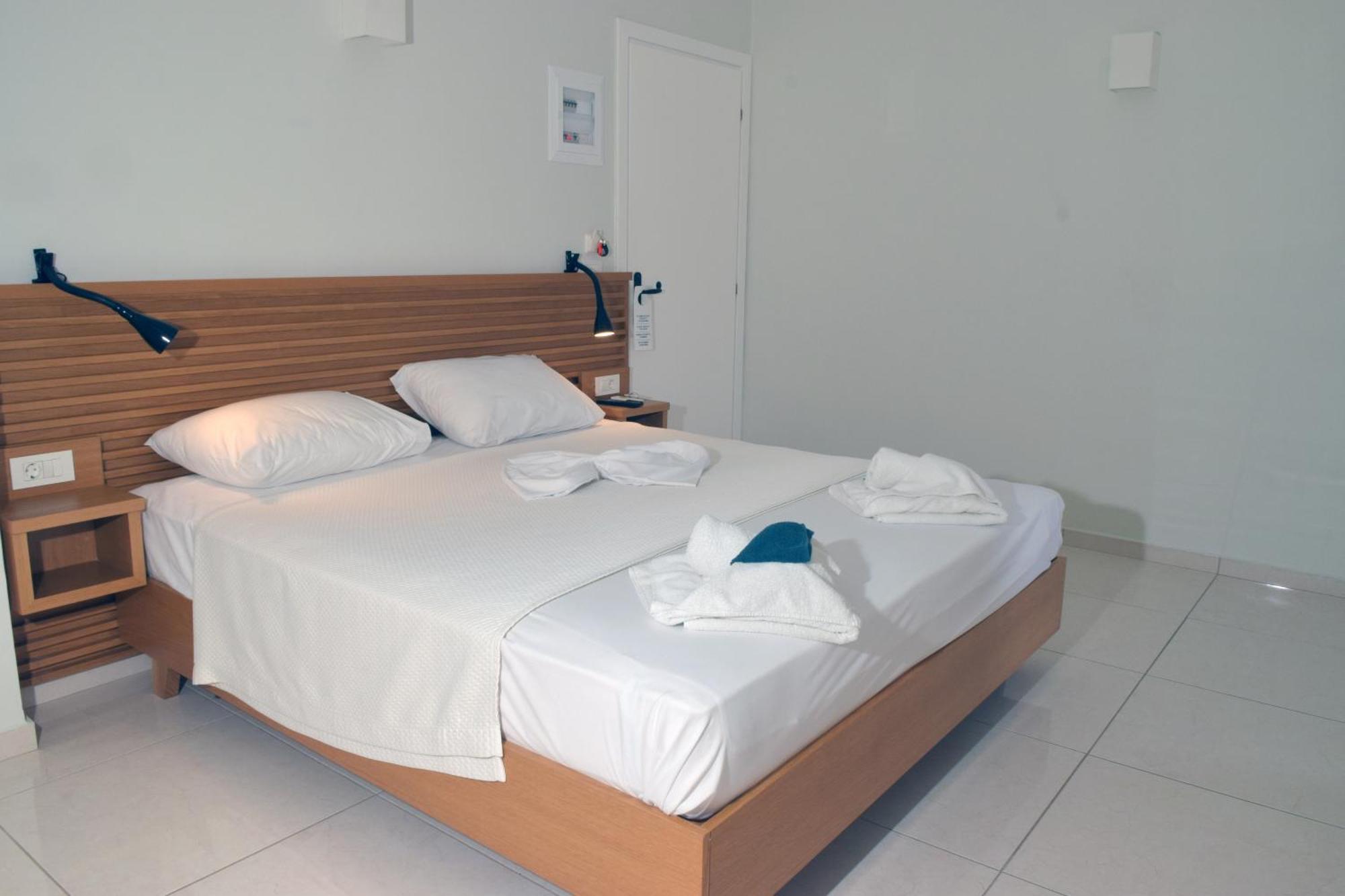 Mithos Premium Rooms Agia Marina Exterior foto